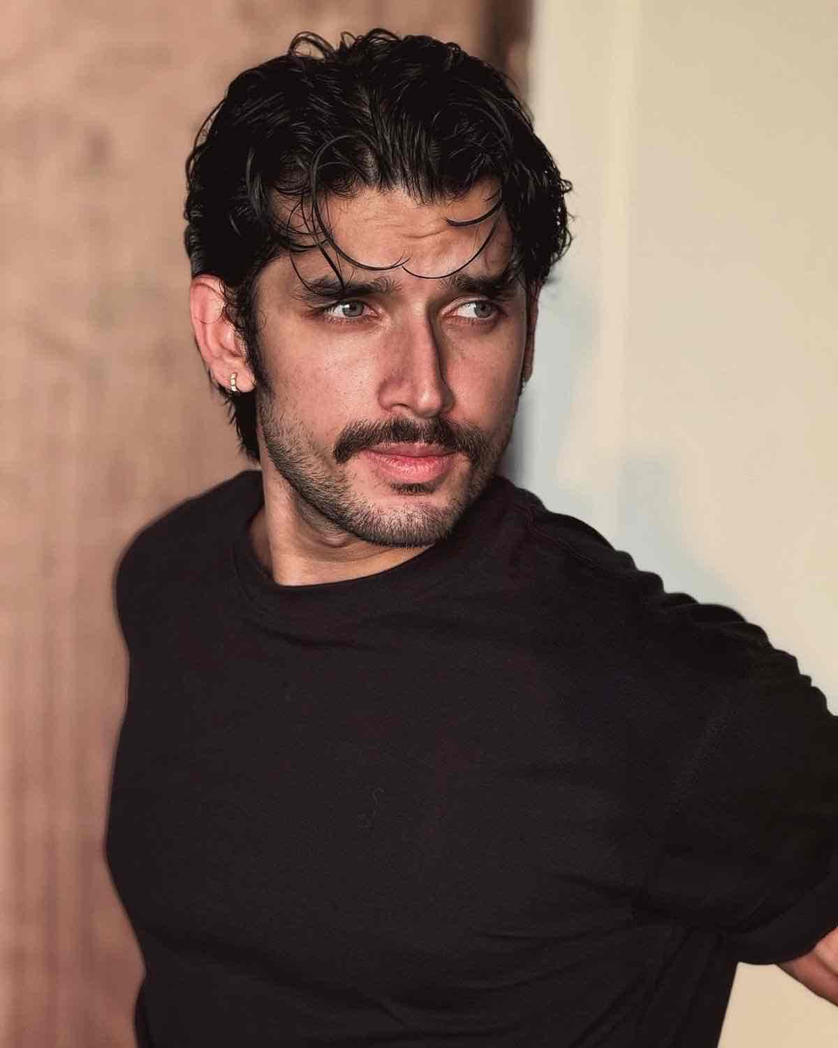 اي أنا عزيز